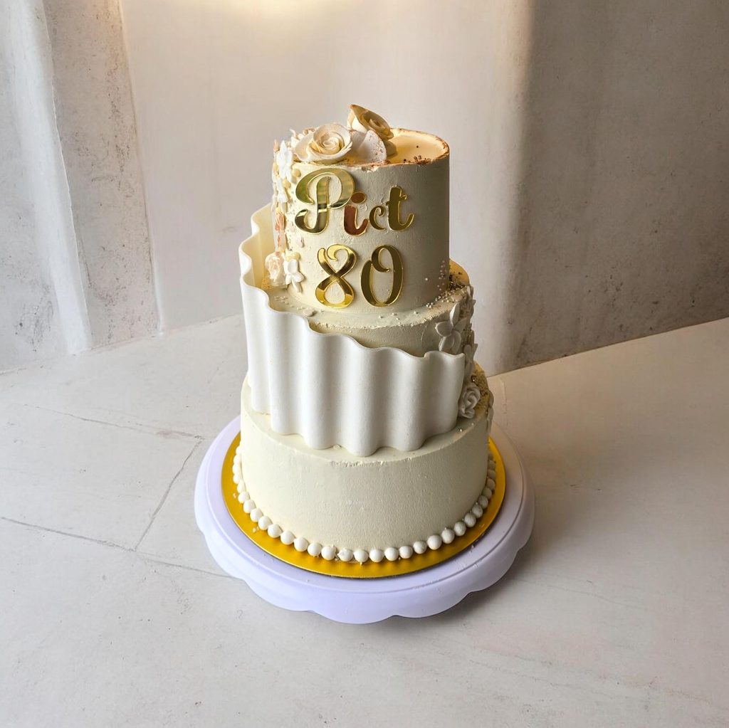 Luxe op maat gemaakte bruidstaart met goudaccenten door Patisserie bij Erika in Drachten